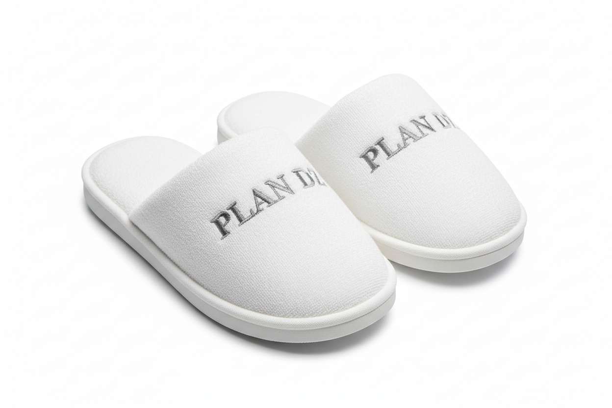 CLOSED SLIPPERS FOR HOTEL PLAN DZ WRIT ON IT 